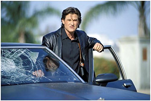 Tamnoplavi Kurt Russell kao Eldon izlazi iz automobila fotografija od 8 inča 10 inča