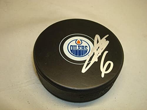 Adam Larsson potpisao je hokejaški pak Edmonton Oilers s autogramom 1-Oil NHL Pak s autogramom