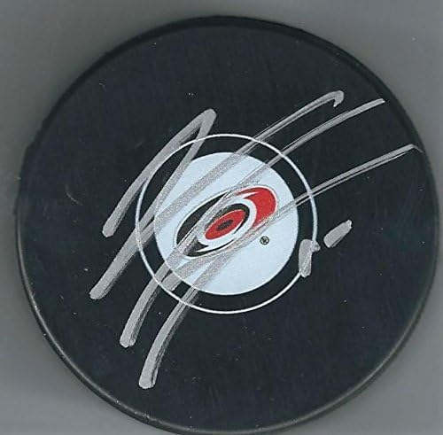 Hokejaški pak Noah HANIFIN Carolina Hurricanes s autogramom-NHL Pakovi s autogramima