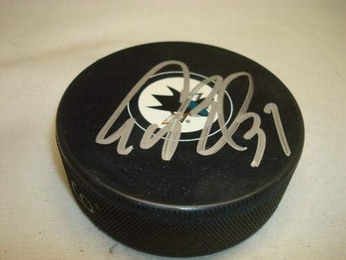 Adam berish potpisao je hokejaški pak San Jose Sharks s 1A-NHL Pakom s autogramom